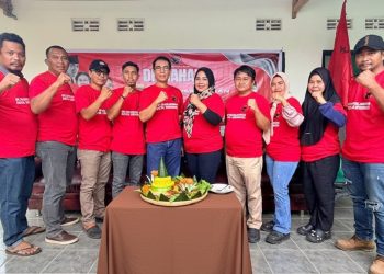 HUT ke-53 PDI Perjuangan, PAC Puuwatu Potong Tumpeng Bersama Warga
