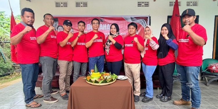 HUT ke-53 PDI Perjuangan, PAC Puuwatu Potong Tumpeng Bersama Warga