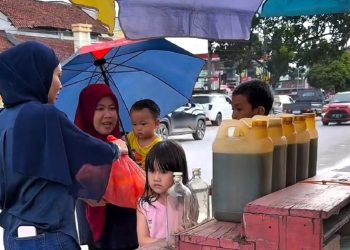 Apriliani Puspitawati Berbagi Sembako di Jalanan Kota Kendari Saat Ramadhan