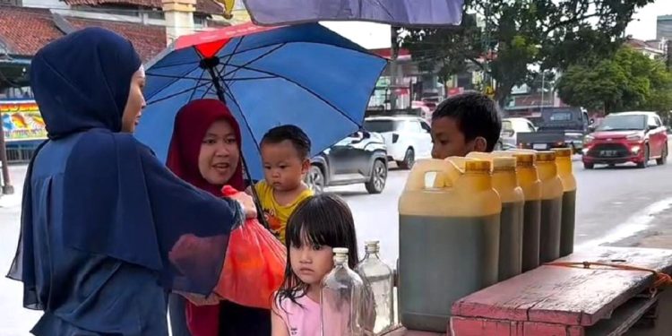 Apriliani Puspitawati Berbagi Sembako di Jalanan Kota Kendari Saat Ramadhan