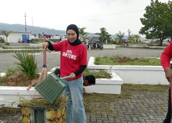 Merawat Pertiwi: Apriliani Puspitawati Pelopori Aksi Bersih di Masjid Al-Alam