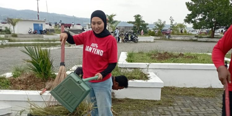 Merawat Pertiwi: Apriliani Puspitawati Pelopori Aksi Bersih di Masjid Al-Alam