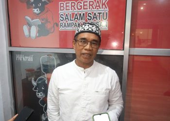 Gelap Gulita di Lingkungan, Ketua PAC Puwatu Pasang Tiga Titik Lampu Jalan dengan Dana Pribadi