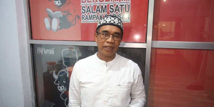 Gelap Gulita di Lingkungan, Ketua PAC Puwatu Pasang Tiga Titik Lampu Jalan dengan Dana Pribadi