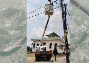 Sambut Ramadan, Apriliani Puspitawati Ganti Lampu Jalan Rusak di Puuwatu Kendari