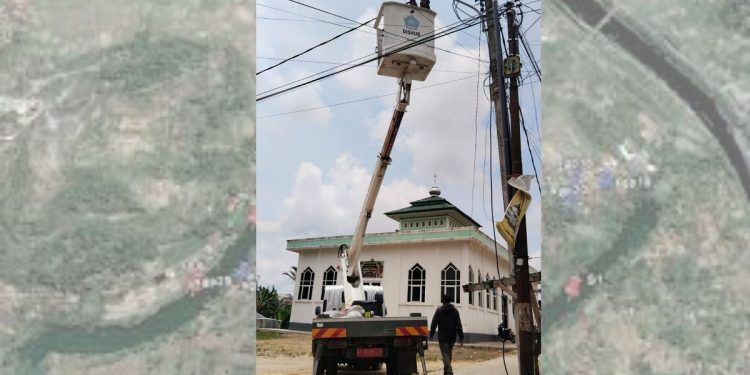 Sambut Ramadan, Apriliani Puspitawati Ganti Lampu Jalan Rusak di Puuwatu Kendari