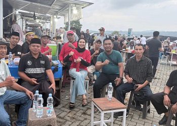 Ngabuburit PDI Perjuangan Kendari Usai Gelar Aksi Bersih Masjid Al Alam, Nikmati Suasana dan Hidupkan UMKM