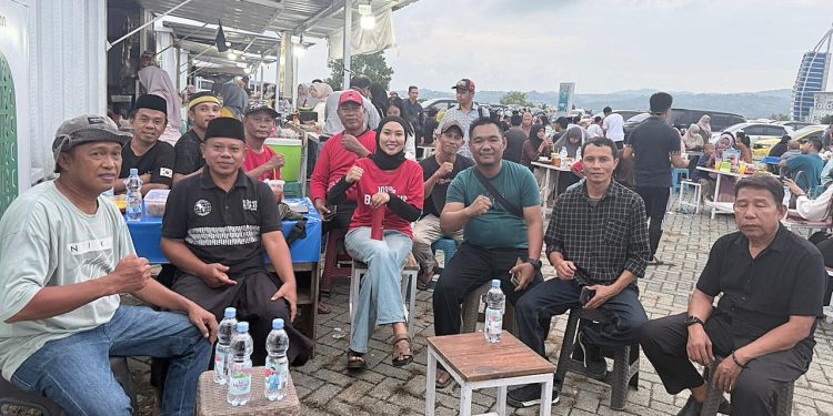 Ngabuburit PDI Perjuangan Kendari Usai Gelar Aksi Bersih Masjid Al Alam, Nikmati Suasana dan Hidupkan UMKM
