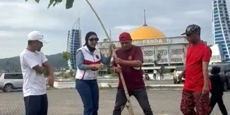 PDI Perjuangan Kendari Tanam Tabebuya di Masjid Al Alam, Apriliani Sebut Bakal jadi Ikon Keindahan Masjid