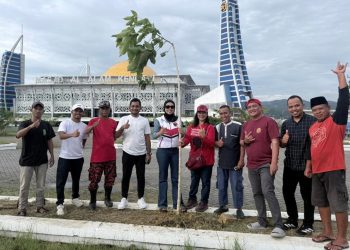 Taman Al Alam Semakin ‘Kinclong’ Apriliani Puspitawati Ajak Pengunjung Jaga Keasrian dan Kebersihan Masjid