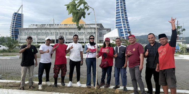 Taman Al Alam Semakin ‘Kinclong’ Apriliani Puspitawati Ajak Pengunjung Jaga Keasrian dan Kebersihan Masjid