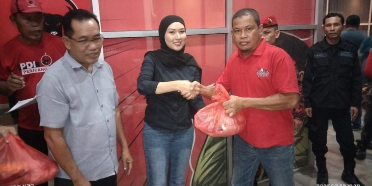 DPC PDI Perjuangan Kendari Bagikan Paket Sembako kepada Kader dan Simpatisan