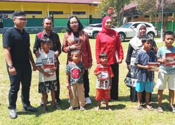 Apriliani Turun Langsung Bagikan Buku Tulis di Puwatu, Dukung Aksi Esti Wijayati untuk Pendidikan Anak