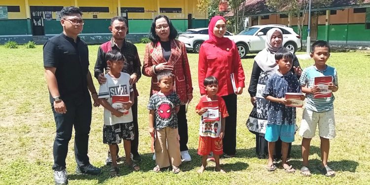 Apriliani Turun Langsung Bagikan Buku Tulis di Puwatu, Dukung Aksi Esti Wijayati untuk Pendidikan Anak