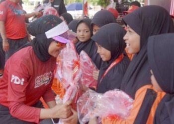 Apriliani Puspitawati Bagikan 500 Paket Sekolah untuk Anak Kendari