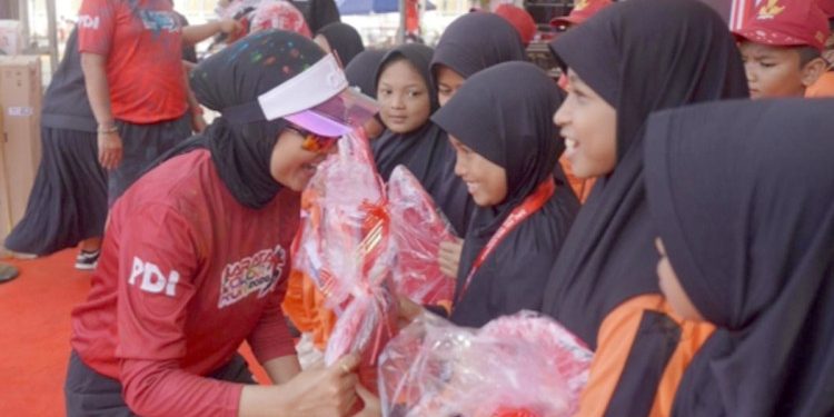 Apriliani Puspitawati Bagikan 500 Paket Sekolah untuk Anak Kendari