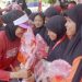 Apriliani Puspitawati Bagikan 500 Paket Sekolah untuk Anak Kendari