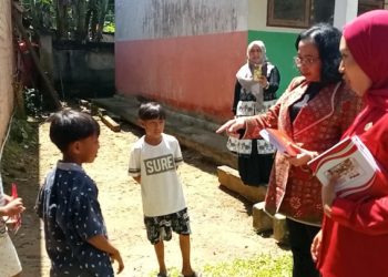 Peduli Pendidikan, Politisi Nasional PDIP Bagikan Buku Tulis Secara Gratis ke Anak-anak di Kendari