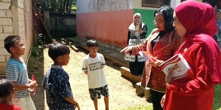 Peduli Pendidikan, Politisi Nasional PDIP Bagikan Buku Tulis Secara Gratis ke Anak-anak di Kendari