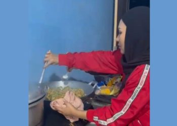Ketua DPC PDIP Kendari Turun Langsung Memasak di Posko Bantuan Korban Banjir