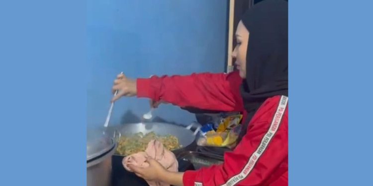 Ketua DPC PDIP Kendari Turun Langsung Memasak di Posko Bantuan Korban Banjir
