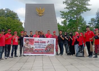 Bulan Bung Karno, DPC PDI Perjuangan Kendari Ziarah dan Bersih-Bersih di TMP Watubangga