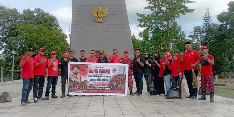 Bulan Bung Karno, DPC PDI Perjuangan Kendari Ziarah dan Bersih-Bersih di TMP Watubangga