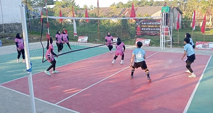 Tim Putri Ranting Punggolaka Juara Turnamen Voli Antar-Ranting PAC PDIP Puuwatu