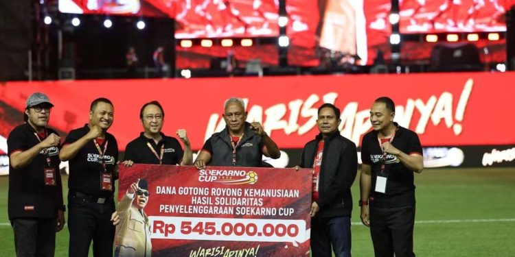 PDI Perjuangan Saat Momentum Soekarno Cup Serahkan Dana Gotong Royong untuk Korban Gempa NTT