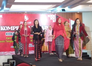 18 Desain Kebaya dan Kerudung di Catwalk Fatmawati Trophy Regional Sulselrabar