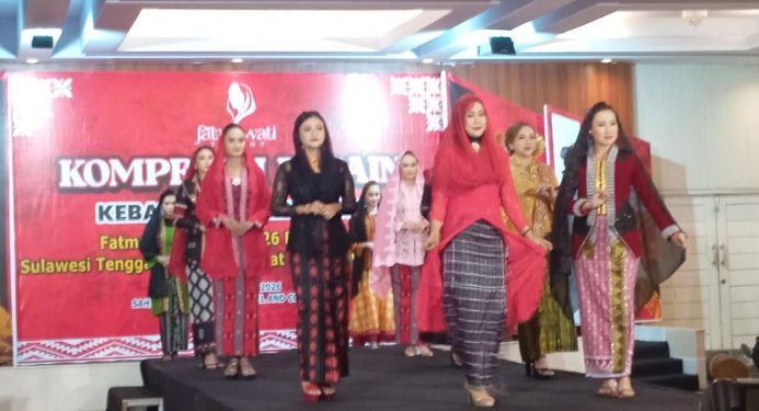 18 Desain Kebaya dan Kerudung di Catwalk Fatmawati Trophy Regional Sulselrabar