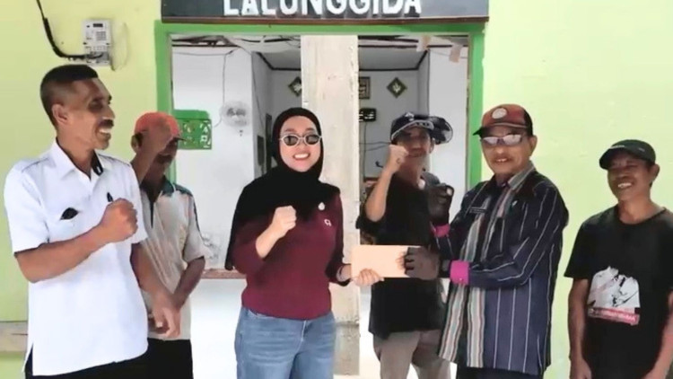 Apriliani Puspitawati Wujudkan Komitmen Renovasi Masjid Babussalam Watulondo