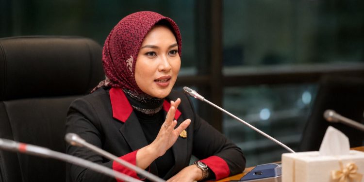Kabut Asap Kiriman Landa Sultra, Apriliani Ajak Warga Kendari Lindungi Diri dengan Masker