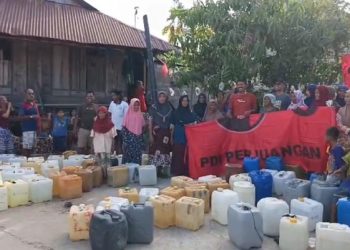 PDI Perjuangan Salurkan Air Bersih kepada Warga di Pulau Batu Atas Buton Selatan