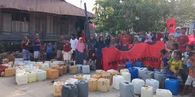 PDI Perjuangan Salurkan Air Bersih kepada Warga di Pulau Batu Atas Buton Selatan